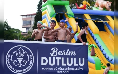Manisa Büyükşehir Belediye Başkanı Besim Dutlulu: “Çocuklarımız hem serinliyor hem de yüzmeyi öğreniyor”