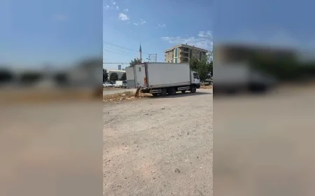 Bayraklı Belediyesi ekipleri kamu alanına kaçak atık döken kişiye suçüstü müdahale etti