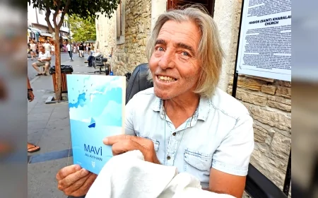 Çeşmeli Şair Ali Ayhan’ın “Mavi” Kitabı Kısa Sürede Üçüncü Baskıya Ulaştı