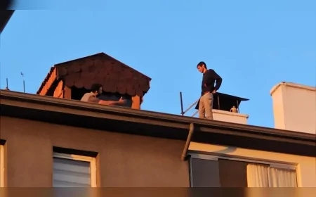 Çorum’da 5 katlı apartmanın çatısına çıkan kişi polis ekiplerinin iknasıyla indirildi