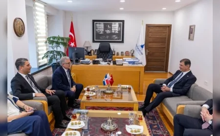 İzmir Büyükşehir Belediye Başkanı Dr. Cemil Tugay, Dominik Cumhuriyeti Büyükelçisi Lora ile iş birliği olanaklarını görüştü
