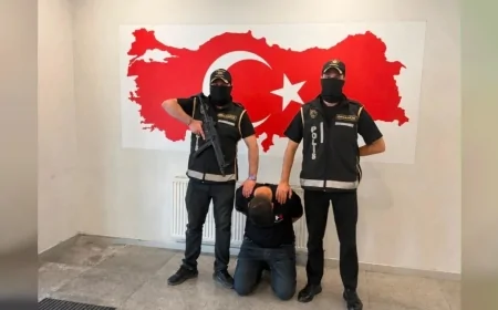İçişleri Bakanlığı: “Yeni nesil suç örgütüyle bağlantılı olarak aranan Ö.A.K. Bakü’de yakalanarak ülkemize getirildi”