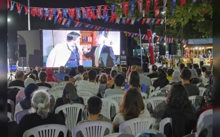 Bursa Büyükşehir Belediyesi’nin Kültürpark Yeşilçam Sinema Akşamları “Neşeli Günler” filmiyle başladı