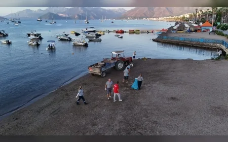 Marmaris Belediyesi ekipleri sahilleri sabahın erken saatlerinden itibaren yeni güne hazırlıyor