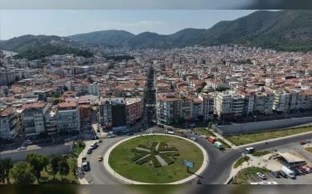 İzmir Büyükşehir Belediyesi Balçova’nın ana ulaşım arterlerini sıcak asfaltla yeniledi