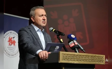 Sivas Belediye Başkanı Dr. Adem Uzun: “Dirençli şehirler sadece binalarla oluşmaz, gönüllülerin katkısı çok anlamlı”