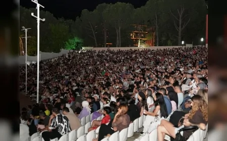 Denizli Büyükşehir Belediyesi açık hava sinemasında iki Türk sineması klasiğini izleyiciyle buluşturuyor
