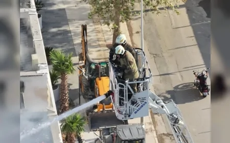 Konak’ta 8 katlı banka binasının çatısında yangın 40 dakikada kontrol altına alındı