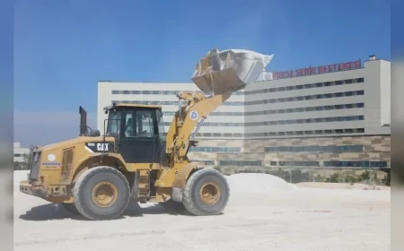 Bursa Şehir Hastanesi’nin yaklaşık 700 metrelik iç yolları yenilenerek ulaşım konforu ve güvenliği artırıldı