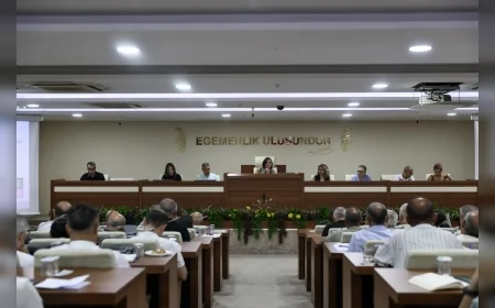 Karabağlar Belediye Başkanı Helil Kınay: “Muhtarlarımızla sahadan gelen her şeyi karşılaştırıp birlikte planlıyoruz”