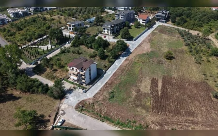 Başiskele’de tarihi Servetiye Taş Köprüsü’ne ulaşım sağlayan bağlantı yolu parke taşlarıyla yenilendi
