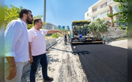 Narlıdere Belediye Başkanı Erman Uzun asfalt çalışmalarını yerinde inceledi