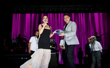 Aliağa Sanat Günleri’nin ikinci haftası Mahşer-i Cümbüş, “Mutlu Aile Tablosu” ve Ebru Yaşar konseriyle tamamlandı