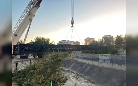 İzmir Büyükşehir Belediyesi’nin Karşıyaka’da yaptığı yaya köprüsüyle 10 dakikalık yol 1 dakikaya inecek