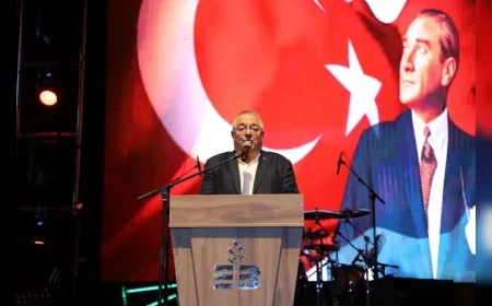 Edremit’te 30 Ağustos Zafer Bayramı için fener alayı ve Fatma Turgut konseri düzenlenecek