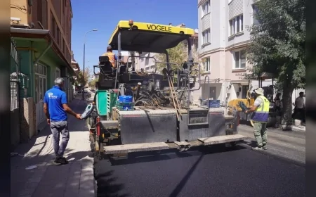 Tepebaşı Belediyesi İstiklal Caddesi’nde asfalt çalışmalarını sürdürüyor
