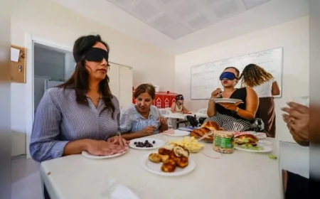 İzmir Büyükşehir Belediyesi personeline görme engelli bireyler için bağımsız hareket eğitimi