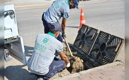 Bursa Büyükşehir Belediyesi yağmur suyu ızgaralarını sonbahar yağışlarına hazırlıyor