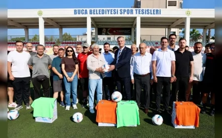 Buca Belediyesi amatör futbol kulüplerine spor malzemesi ve su desteği sağladı