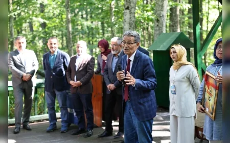 Başiskele Belediye Başkanı M. Yasin Özlü, Anadolu Mektebi’nin 15. yılında gençlerle edebiyat ve kültür kampında buluştu