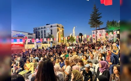 Haymana Kent Meydanı’nda Çetin Altay’ın “Hangisi Gerçek?” Oyunu Binlerce Vatandaşı Buluşturdu