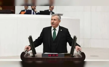 Yeni Yol Grup Başkanvekili Doç. Dr. Selçuk Özdağ: “Esnaftan pano ve branda bedeli istendi mi?”