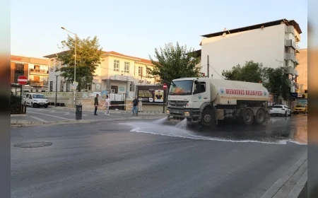 Menderes Belediyesi caddelerde temizlik seferberliği başlattı, yollar baştan sona yıkanarak temizlendi
