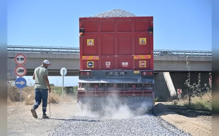 Manisa Büyükşehir Belediyesi Turgutlu ile Saruhanlı arasında 15 kilometrelik yolu yeniliyor