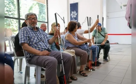 Aydın Büyükşehir Belediye Başkanı Özlem Çerçioğlu’ndan görme engelli vatandaşlara 500 beyaz baston desteği