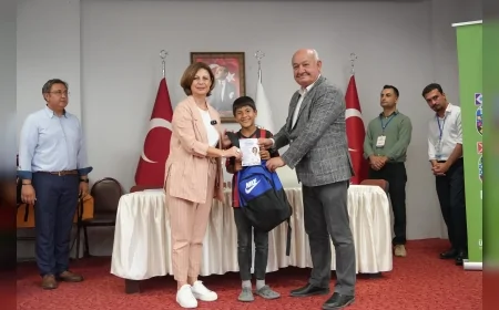 Eskişehir Büyükşehir Belediye Başkanı Ayşe Ünlüce kırtasiye setlerini Alpu’da çocuklara bizzat teslim etti
