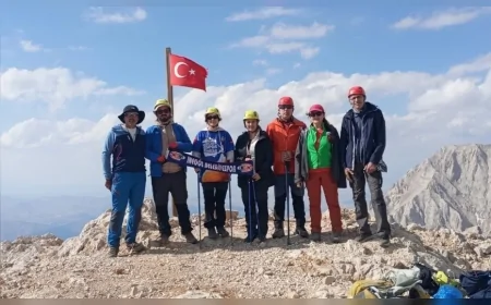İnegöl Belediye Spor Kulübü Dağcıları Aladağlar’da 3723 ve 3560 Metrelik Zirvelere Ulaştı