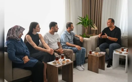 Bornova Belediye Başkanı Ömer Eşki, Pençe-Kilit şehidi Hüseyin Cankaya’nın ailesini ziyaret etti