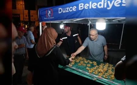 DÜZCE BELEDİYESİ MEVLİD KANDİLİ’NDE MERKEZ BÜYÜK CAMİ ÖNÜNDE VATANDAŞLARA LOKMA İKRAM ETTİ