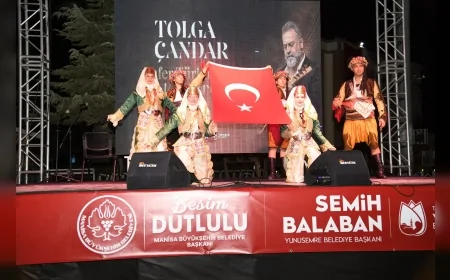 Yunusemre’de 30 Ağustos Coşkusu Tolga Çandar’ın Zafer Türküleri Konseriyle Muradiye Meydanı’na Taştı