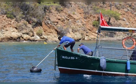 Muğla Büyükşehir Belediyesi ekipleri karadan ulaşılamayan koylardan 2026’da 10 ton çöp topladı