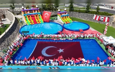 Nevşehir Belediyesi’nin 30 Ağustos Zafer Bayramı Şenliğinde Çocuklar Havuzda Bayram Coşkusu Yaşadı