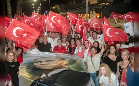 Güzelbahçe’de 30 Ağustos coşkusu: Zafer Korteji’nde Cumhuriyet ve bağımsızlık vurgusu öne çıktı