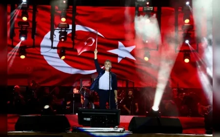 Aliağa’da 30 Ağustos Zafer Bayramı’nın 104. yılı kortej ve Özcan Deniz konseriyle kutlandı