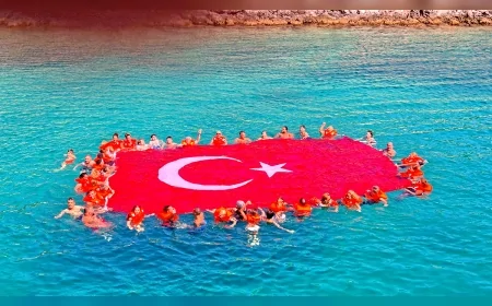 İzmirli sanatçı Hikmet Durmuş’un organizasyonunda Çeşme’de 120 kadın Türk bayrağını denizin üzerinde dalgalandırdı