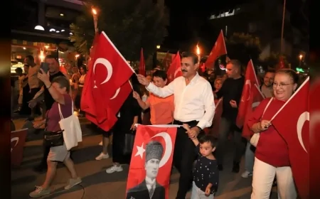 Dikili’de 30 Ağustos coşkusu meydanlara taştı, binlerce vatandaş meşaleli yürüyüşte buluştu