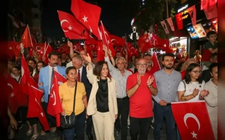 Karşıyaka Çarşısı 30 Ağustos Zafer Bayramı’nda binlerce kişinin katıldığı fener alayıyla gelincik tarlasına dönüştü