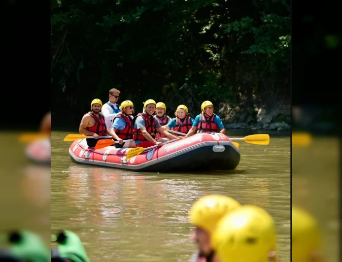 Düzce Belediyesi Gençleri Melen Çayı'nda Raftingle Buluşturdu, 12 Kilometrelik Parkurda Adrenalin Dolu Anlar Yaşandı
