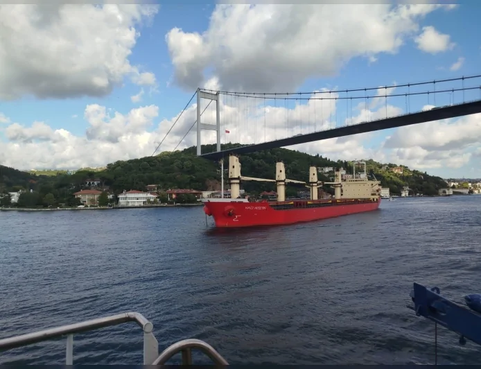 İstanbul Boğazı'nda Arızalanan Hacı Hüseyin Gemisi Ahırkapı Demir Sahası'na Emniyetle Demirletildi, Trafik Kuzey-Güney Yönünde Açıldı