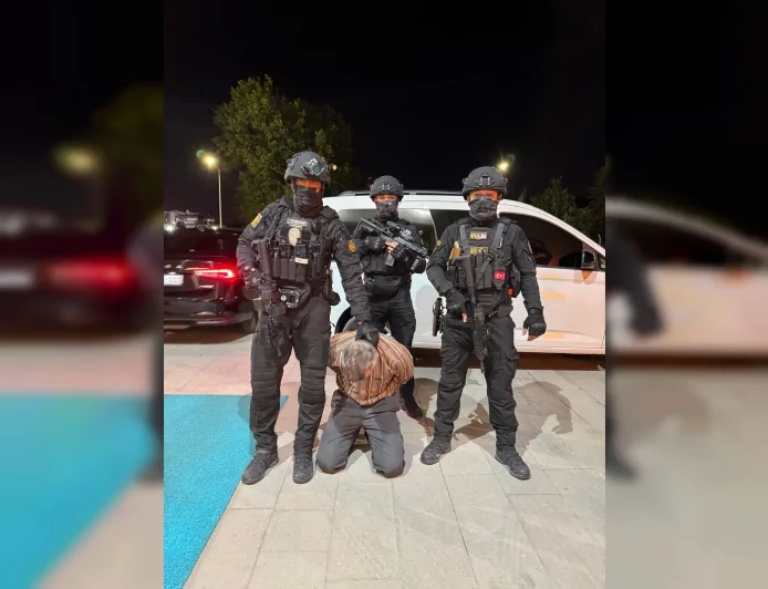 15 Temmuz'da Cumhurbaşkanına yönelik suikast girişiminde yer alan kırmızı bültenle aranan FETÖ mensubu B.K. Afyonkarahisar'da yakalandı