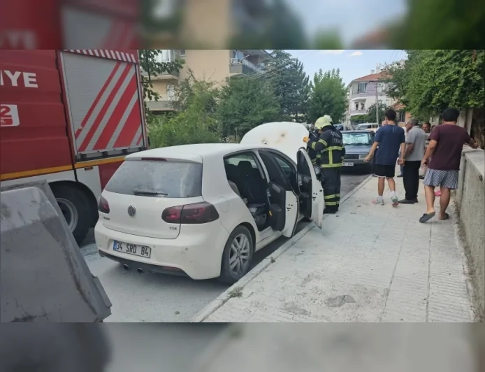 Çorum'da Park Halindeki Otomobilin Motorunda Çıkan Yangın İtfaiye ve Vatandaşların Müdahalesiyle Söndürüldü