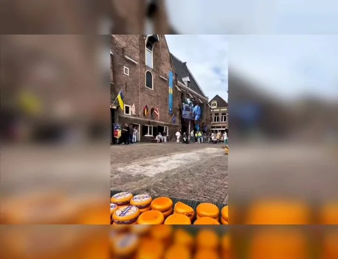Hollanda’nın Yaklaşık 700 Yıllık Alkmaar Peynir Pazarı Geleneksel Gösterileri ve Eşsiz Lezzetleriyle Yoğun İlgi Görüyor