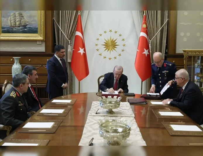 Cumhurbaşkanı Recep Tayyip Erdoğan Yüksek Askerî Şûra kararlarını imzaladı, Türk Silahlı Kuvvetlerinde terfi, atama ve emeklilik süreçleri netleşti