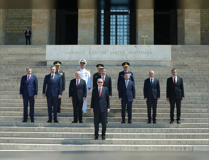Cumhurbaşkanı Recep Tayyip Erdoğan, Yüksek Askerî Şûra Toplantısı öncesinde YAŞ üyeleriyle Anıtkabir’i ziyaret etti
