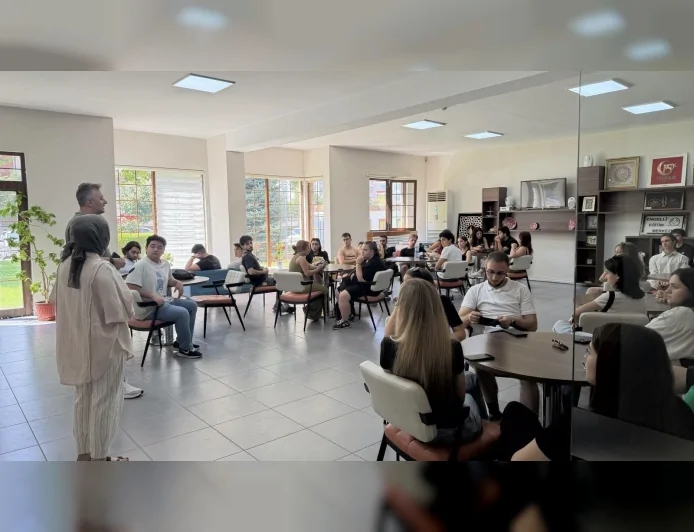 ÇORUM BELEDİYESİ ENGELLİ EĞİTİM MERKEZİ ERASMUS ÖĞRENCİLERİNİ AĞIRLADI, ULUSLARARASI PROJE KAPSAMINDA HİZMETLER TANITILDI