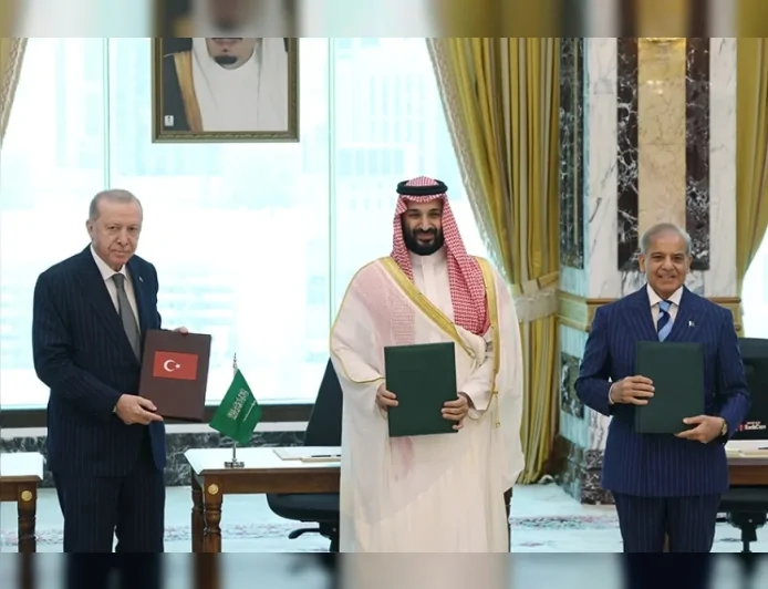 Cumhurbaşkanı Erdoğan, Muhammed bin Selman ve Şahbaz Şerif Mekke’de Ortak Savunma Anlaşması imzaladı